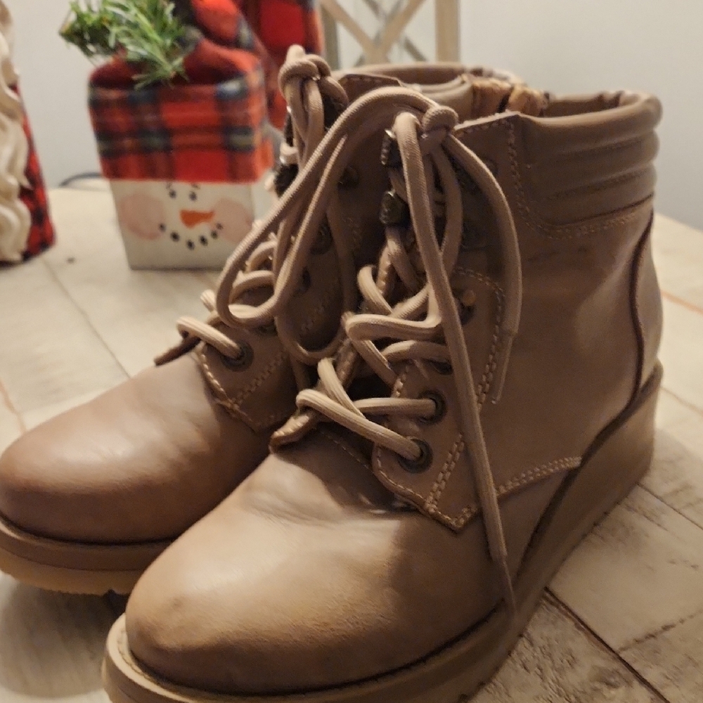 Stylish Women's Lace-Up Boots in Tan - Picture 6 of 6